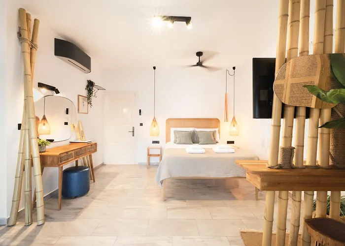 Private Studio Apartment, Unique Location - Sea View